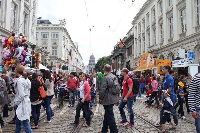 いつもはトラムが通る道も歩行者天国に。