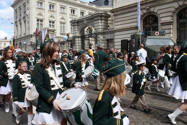 学生たちのブラスバンドがやってきました。