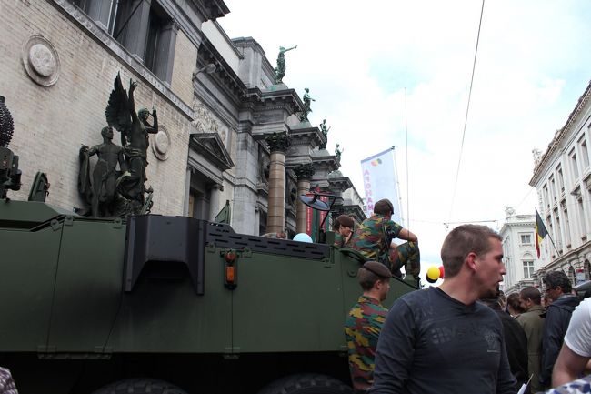 王立美術館の建物前も無骨な戦車が立ち並んでいて、コックピットや荷台に入れるものもありました。<br /><br />でも乗り込んでいるのはもっぱら子供達で大人は見かけなかったな。
