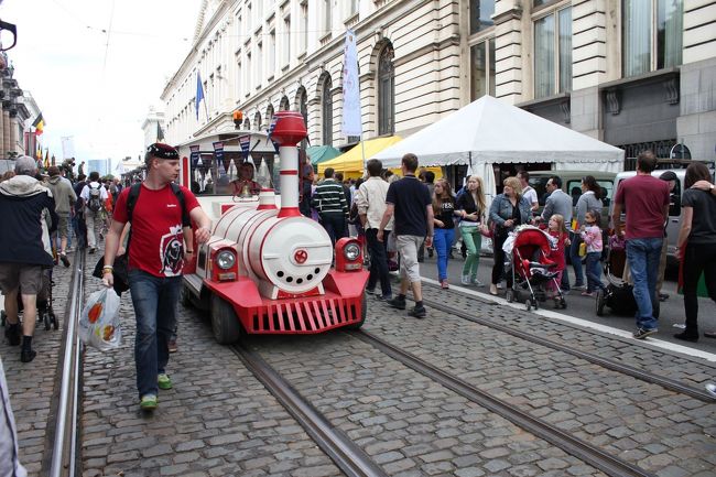 なぜか観光用のミニトレインみたいな乗り物が大混雑の中表れました。