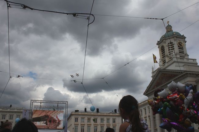 15:30 ヘリコプターが編隊で飛んできました。
