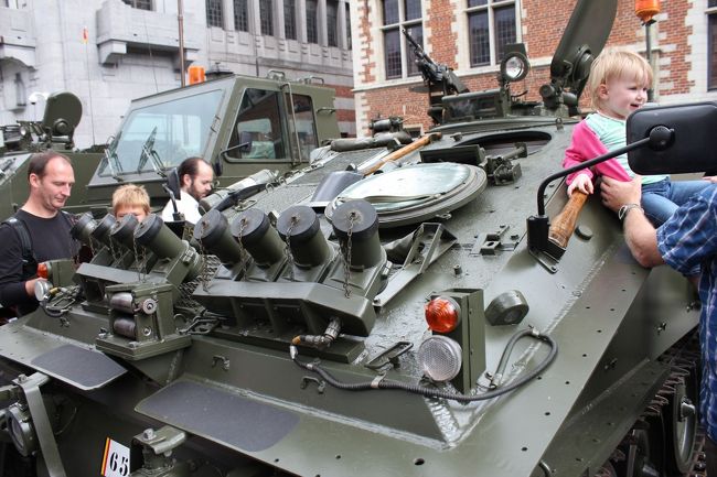 戦車にもばんばん触れてしまいます。時々中に入れるものもありました。