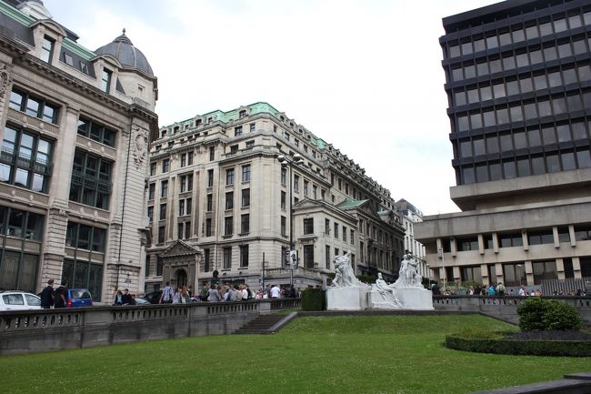 パークの駅は兵隊のパレードで通行止めだったのでメトロのブリュッセル・セントラル駅に戻りました。
