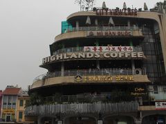 湖のほとりを歩いて、メインの広場あたりまで来ました。

ホアンキエム湖を望めるビルにはカフェやレストランやいろいろと入っています。