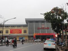 歩いて今度はハノイ駅へやってきました。

しかし、用事はないので、ちょろっと中を見て終了。

次なる場所へと向かいます。