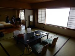 集合約束の15時に数分遅れましたが、何とか無事に到着。和洋室の４３７号室に入りました。

窓の外は、大海原。残念ながら富士山は見えず・・・。