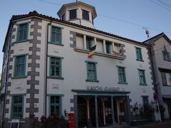 エクシブホテル→米原駅の最終の無料送迎バスを利用して、米原から長浜に夕食を食べに行きます。　エクシブで食べると高いからねぇ〜(しかも、ドレスコードあるし)…。　特にこの日が特別なイベントとかではなかったので、ホテル内の高級レストランでの食事ではなくて、自分たちが食べたいものを食べに行くことにしました。

こちらの建物は、長浜駅の近くにある長浜旧開知学校。