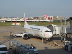 ７：２０　福岡空港発　８：５５　那覇空港着

今回はＪＴＡです。
基本的にＡＮＡ派の私ではありますがＪＴＡも実は好きです。
結構早い時間のフライトだったので空港でコーヒーだけ飲んで搭乗しました。