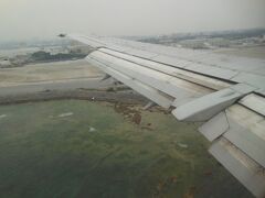 わわわ〜
何だか那覇空港暗いな・・・海がブルーに見えないなんて！！
梅雨がそこまで迫って来ているなんてまだ知らなかったんです。