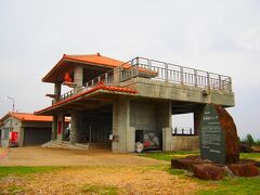 比屋定バンタ
あれ？絶対シーサーが１体いないよね。どうしたんだろう・・・
相棒がいないと何だか寂しそうやね。