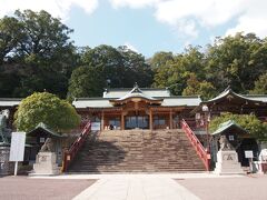 『諏訪神社』
鎮西大社と称えられる長崎の総氏神様で、諏訪・森崎・住吉の三社がお祀りされている

主祭神
【諏訪大神（式神・厄除けの神）】
 ・建御名方神（たけみなかたのかみ）
 ・八坂刀売神（やさかとめのかみ） 

相殿神
【森崎大神（万物創世・縁結びの神）】
 ・伊邪那岐神（いざなぎのかみ）
 ・伊邪那美神（いざなみのかみ） 

【住吉大神（海上守護の神）】
 ・表筒之男神（うわつつのおのかみ）
 ・中筒之男神（なかつつのおのかみ）
 ・底筒之男神（そこつつのおのかみ） 