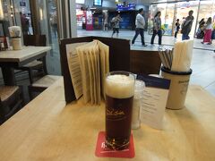 デュッセルドルフ中央駅の構内にて。
ドイツ、初ビール！アルトビアー！