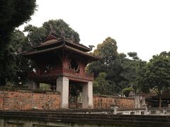 ベトナムドンの札に印刷されている代表的な建物です。
たまたま小学校のイベントがあり、非常にうるさく残念なタイミングでした…