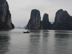 ベトナム旅行の目的であるハロン湾クルーズです。この季節はこんな空なのであまり写真写りはよくないのですが、天気が良ければ、墨絵のような景色になると思います。
ぜひとも季節を選んでいってください。