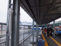 【写真：高雄行き】

成田空港第三ターミナル：成田は生憎の雨でした。

八王子を出た時はぽつりぽつりの雨、成田に着た時は本格的な雨になっていました。