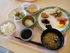 朝、激しい暴風雨と雷の音で目が覚めました。
そして、ハテの浜ツアー中止の連絡の電話がありましたのでゆっくりと寝坊することに致しました。
どうやら沖縄は本日より梅雨入りしたようです。
雨女もここまで来ればね、すごいとしか言えないです。

お腹がすいたので、起きて朝ごはんを食べに行きました。
もう結構遅めの時間だったので他にはほとんど居ませんでした。
沖縄を感じるものはあまりなかったように感じます。