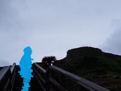 具志川城跡。
１５世紀始め頃の琉球王朝の城跡なんだそうです。
階段もあるし足場もあるので見やすいです。
強風だったのですぐに退散。。。