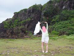 ミーフガーの女岩。
中央の穴が開いている部分が女性を象徴しているんですね。
子宝に恵まれない女性が岩のところで拝むとご利益を授かれるのだそうです。
穴の向こうは海なんですが、かなり波が高かったです。