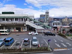 茅野駅と右側に駅レンタカー。