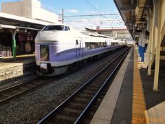 茅野駅で下車し、特急あずさを見送る。