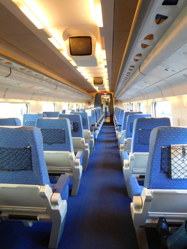 一等車の車内。<br /><br />一応進行方向側を予約したつもりでしたが、ちゃんと進行方向側を取れていました。<br />進行方向に向かって右（１列の方）は朝は陽が当たるらしいので、２列の方の窓側を予約していました。実際右側の席はずっと陽が当たっていました。<br />シーズンに入ると分かりませんが、かなり空いていたので隣の席に人が来ることはありませんでした。