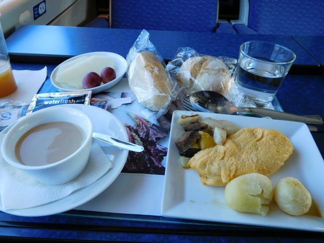 朝食<br />冷たい方か温かい方かの選択肢があったので、温かい方を予約していました。<br />飛行機の機内食のようで、あまり美味しくはありませんでした。予約していたので少し割引があり、５ユーロほどだったと思います。