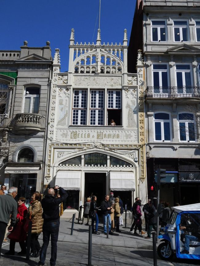 有名な書店、レロ・エ・イルマオン。<br /><br />明日は日曜日で休みなので、今日しか行ける日はありません。<br />良いお天気の土曜日の１１時過ぎということで、チケット売り場は結構並んでいました。