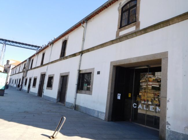 土曜なので満席になると困ると思い、下見も兼ねてヴィラ・ノヴァ・デ・ガイアのカレムというワイナリーへ、今夜のファドショーのチケットを購入しに行きました。<br /><br />初めはファドのオプショナルツアーを予約していましたが、結構高いし一人なのであまり気乗りがしていませんでした。<br />たまたまカレムというワイナリーで、月曜以外毎晩１８時からファドショーをやっていて、ワイナリー見学のあと、試飲のワインを飲みながらファドショーを聴けるというものを見つけ、そちらへ行くことにしました。<br />１７.５ユーロと、私のような一人旅で取り敢えずちょっとファドが聴ければいいやという旅行者には、気軽でリーズナブルな値段でした。