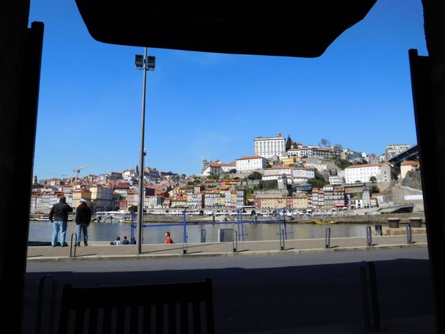 カレムでファドのチケットを買った後、また坂道と階段を上がってドン・ルイス１世橋を歩いて渡るので、ちょっと川沿いのカフェで休憩。（来るときはメトロで橋を渡りました）<br />ドアの外に一組だけテラス席があったので、そこから撮ったカイス・ダ・リベイラの写真です。<br />座っていると、おじさんがドウロ川クルーズの客引きにやって来ました。<br /><br />カップが小さいのと、いいお天気でとても気分が良かったので、１杯１ユーロのカフェを２杯もいただいてしまいました。<br />後になってみると、この店のカフェがポルトガルで飲んだ中で一番高かったような。