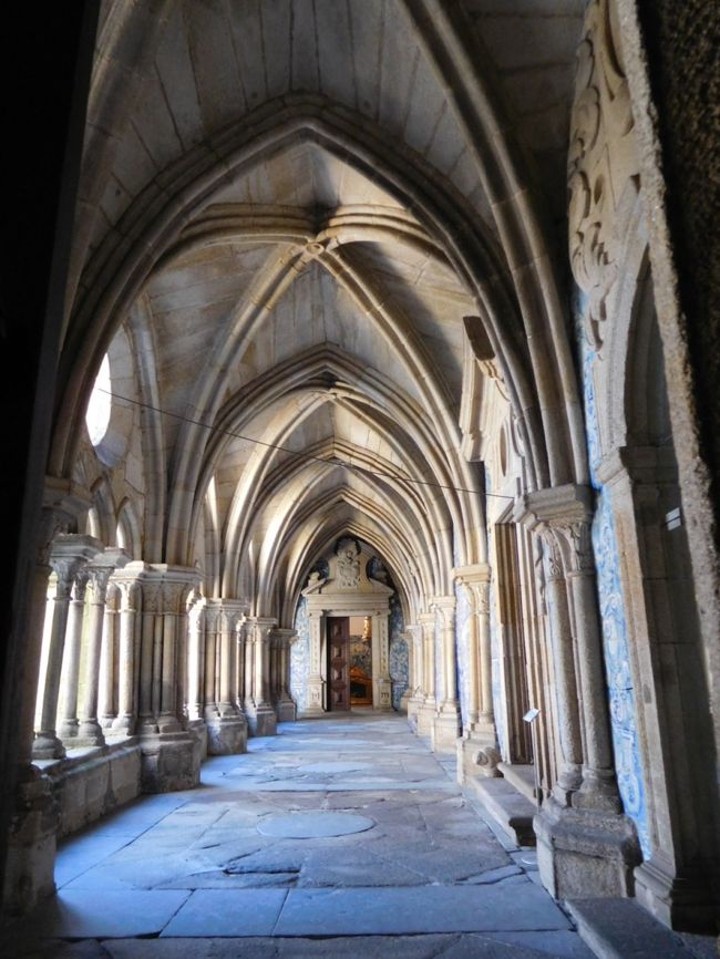 カテドラルの回廊<br /><br />こちらは有料だったのと、あちこちで回廊を見てきてあまり興味もわかなかったので、開けてくれてあるドアのところから写真だけ撮らせていただきました。<br />