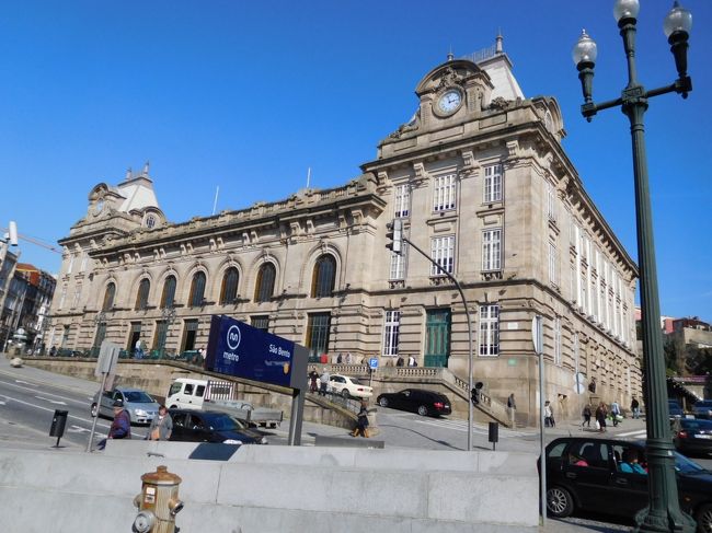 サン・ベント駅<br /><br />手前の紺色のサインはメトロの入り口。