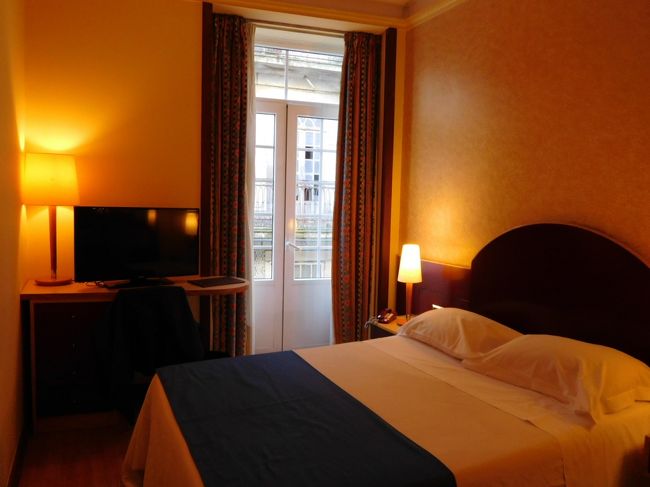 宿泊した部屋。<br /><br />バスタブがついていて嬉しかった。<br />すごく狭いけど一応バルコニーもありました。<br /><br />この宿は毎日のようにチェックし、一番安くなっている日に予約したので、２泊で８７ユーロと、立地や設備、朝食内容を考えると非常にお得でした。<br />フロントの人も感じがよくて、今回の旅で一番気に入った宿でした。