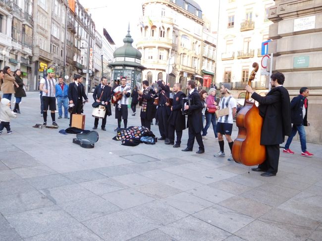 ホテルにチェックインを済ませ、少し休憩しました。<br />５時過ぎにファドショーへ行くためサン・ベント駅の前を通ったところ、何かやっていましたが、ちょうど終わったところでした。