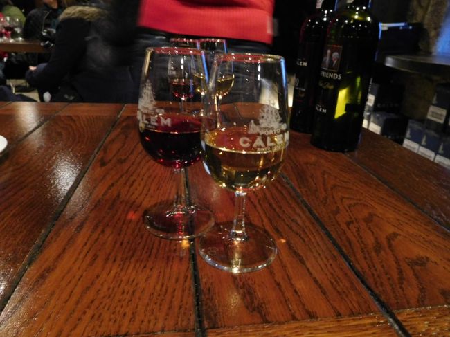 １８時半頃に、試飲会場で先にツアーを終えていたポルトガル語ツアーの人達と合流しました。<br /><br />２種類のワインとビスケットが用意されていました。