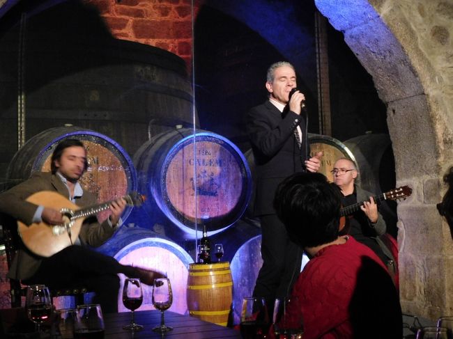 最初女性ファディスタが数曲歌い、次に男性が数曲。