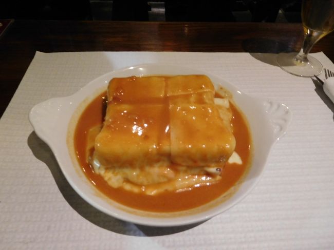 昼間にカフェを２杯も飲んだお店で、フランセジーニャを食べてみました。<br /><br />豚肉やチーズ、ソーセージは普段は好きな食材なのですが、かかっているソースの味が好きでなかったことや体調もあって、あまり食べられませんでした。<br /><br />好きな食材ばかりなので、実はポルトガルで一番食べたかった料理だったので、残念です。