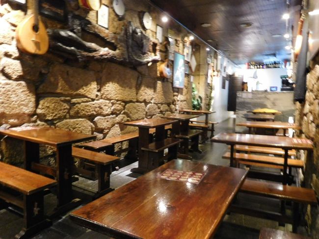 店内。<br /><br />昼間は少しお客さんも入っていましたが、まだ時間が早いのか、貸し切り状態でした。