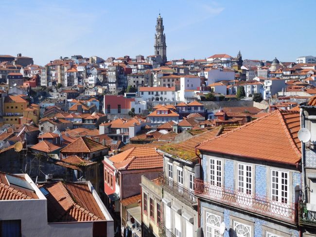ポルトの街並み<br /><br />遠くにクレリゴスの塔が見えます。<br />もう歩き疲れて登る気はなかったのですが、せめてそばから見るはずが、結局行きそびれてしまいました。