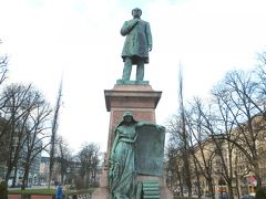 2014/12/01　エスプラナディ公園

ユーハン・ルードヴィーグ・ルーネベリの像
フィランド国歌の作詞を手がけたことで知られるフィンランドの詩人・・・
