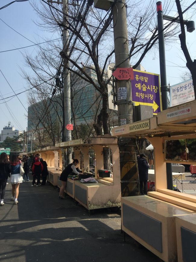 オリニ公園の外にも店がチラホラ。<br />