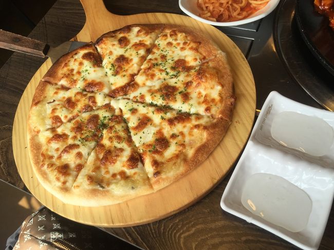 なぜか、ピザ。