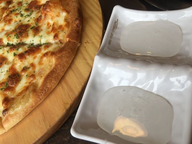 今、韓国ではやっているらしいです。<br /><br />水あめにガーリックを入れたソースをピザにつけて食べます。<br /><br />日本でははやらないと思います。