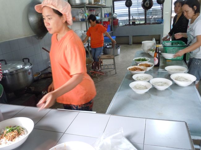 教会裏手の食堂棟にて、ラフ族の麺料理を作っています。<br /><br />買って食べましょう。