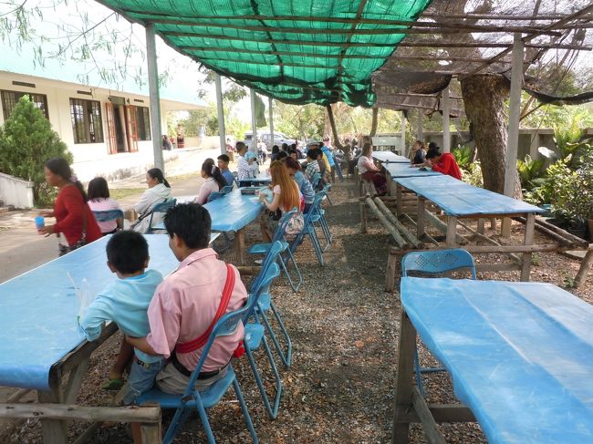 礼拝が始まる前のランチタイムです。