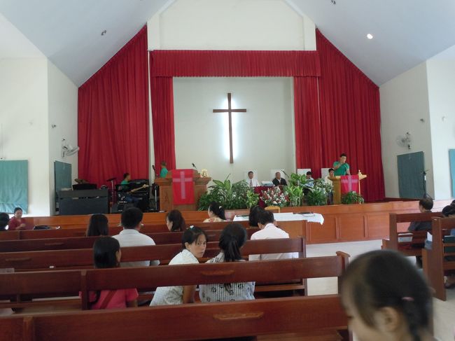 数百人のラフ族の人たちが、集まっています。