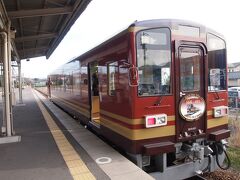 草津線⇔信楽高原鉄道を貴生川で乗り換える乗客の為に、ホーム上に簡易自動改札があります。　貴生川駅から信楽駅までは、20分強の列車の旅です。　一両編成のかわいいディーゼル列車でした。