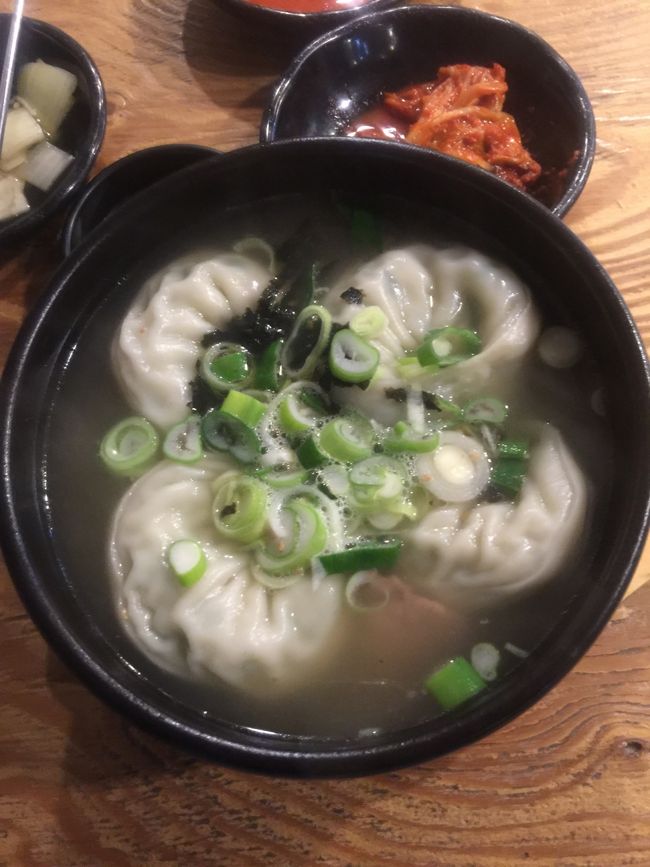 コムタンマンドゥクッ（7000Ｗ）。<br /><br />五穀米は別料金（1000W）。<br /><br />マンドゥがボリューミィで残してしまいました。<br /><br />お腹にやさしいおいしい料理です。