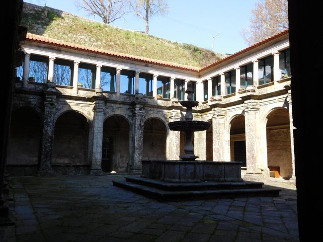 サン・ゴンサーロ教会の回廊<br />かなり苔むしていたりして、歴史が感じられました。