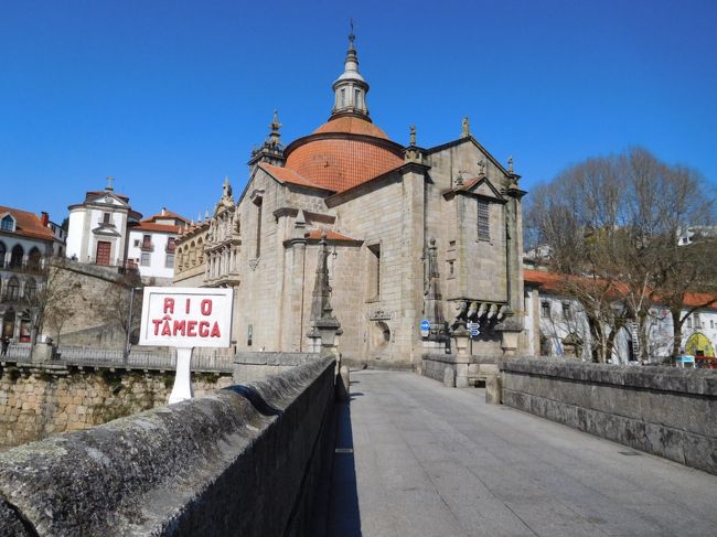 今日は、日本から予約しておいた現地ツアーに参加します。<br />アマランテやラメーゴ、ドウロ川沿いを回ります。世界遺産に指定されているドウロ渓谷の景色を見てみたいので、ツアーに参加することにしました。<br /><br />若くて感じの良い男性ドライバー兼ガイドさんが、予定通り９時過ぎにホテルに迎えに来てくれました。<br />私が最初のピックアップで、その後、イギリスとアメリカの年配のカップルが乗車し、本日の参加者は５名でした。<br />私は、今夜が最後の夜になるので、明日の観光と空港への移動のしやすさもあり、ホテルを移動します。そのためスーツケースを持ち込んでの参加になりました。（事前に確認は取っています）<br /><br /><br />日本の田舎を走っているような気がする風景を眺めながら、アラマンテに到着しました。<br />リスボンからポルトまでの車中でも、なんとなく日本にいるのではと錯覚するような風景が、結構あった気がします。<br /><br />写真は、サン・ゴンサーロ教会