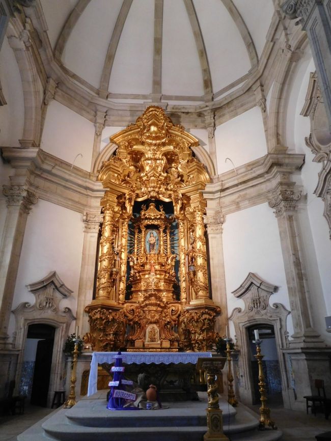 ノッサ・セニョーラ・ドス・レメディオス教会の内部<br />